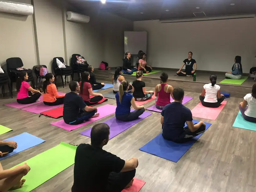 ENFFORMA clase empresarial bienestar yoga Colombia