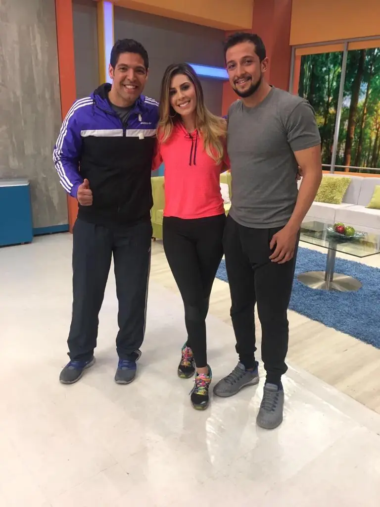 Carolina Soto presentadora con coaches ENFFORMA PRO Colombia