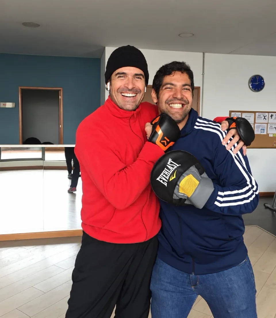 Rafael Novoa junto a Frederick Forero con equipo de boxeo